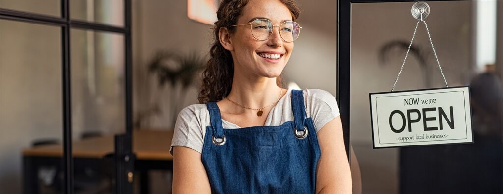 Imprenditore al lavoro in un negozio in franchising