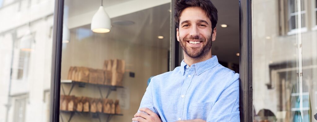 Imprenditore davanti al proprio negozio in franchising