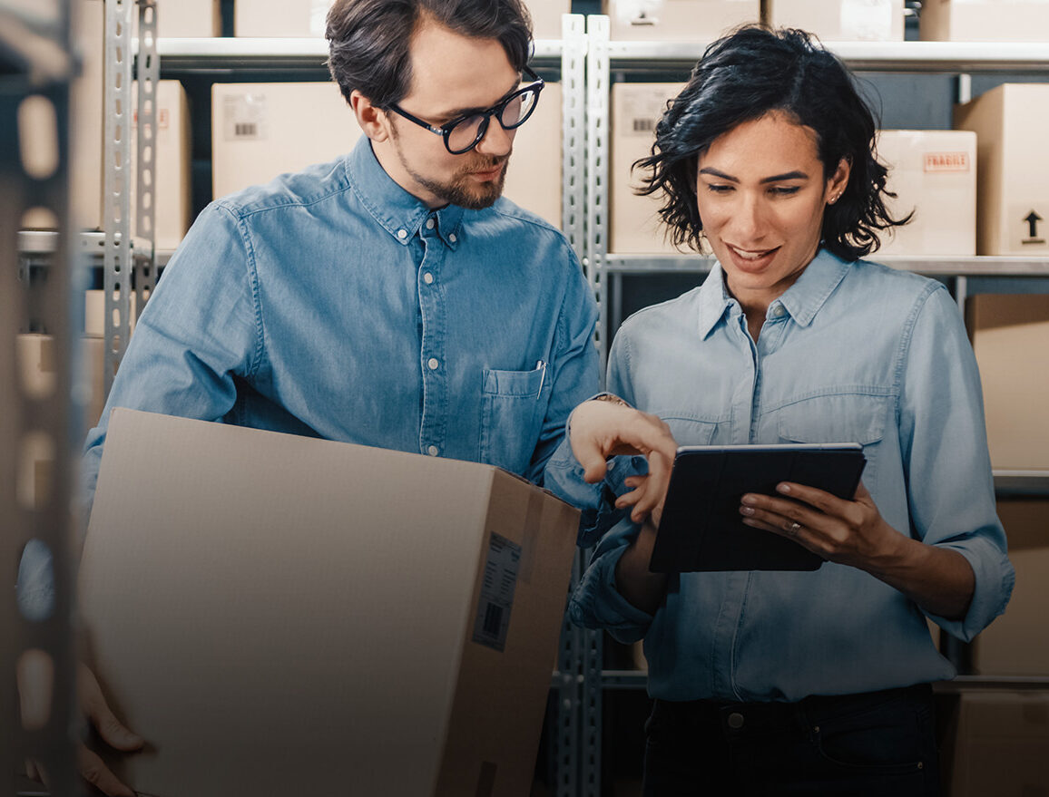 Zwei Personen verpacken als MBE Versanddienstleister für den E-Commerce