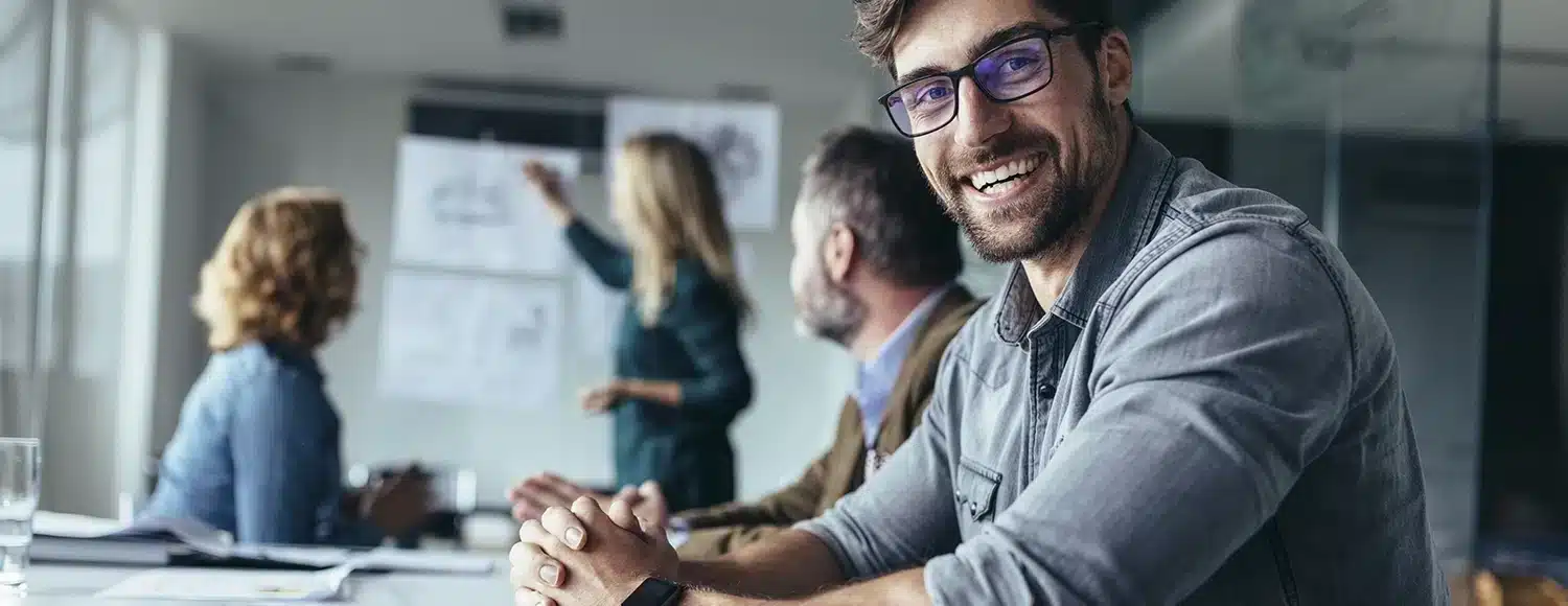 Empreendedores numa reunião estratégica a planear o sucesso da sua franquia.
