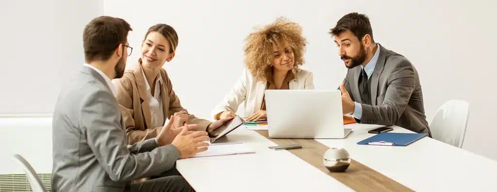 Reunião empresarial para definir estratégias e tornar uma empresa mais competitiva.