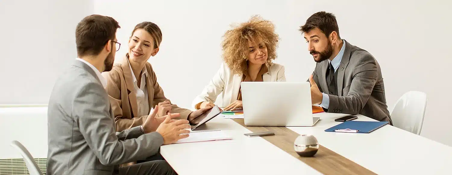 Reunião empresarial para definir estratégias e tornar uma empresa mais competitiva.