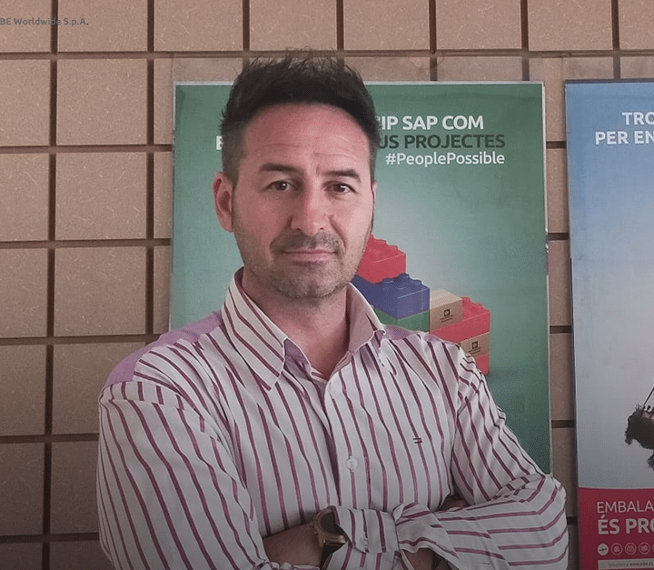 Lorenzo franquiciado de sant celoni posando en su centro