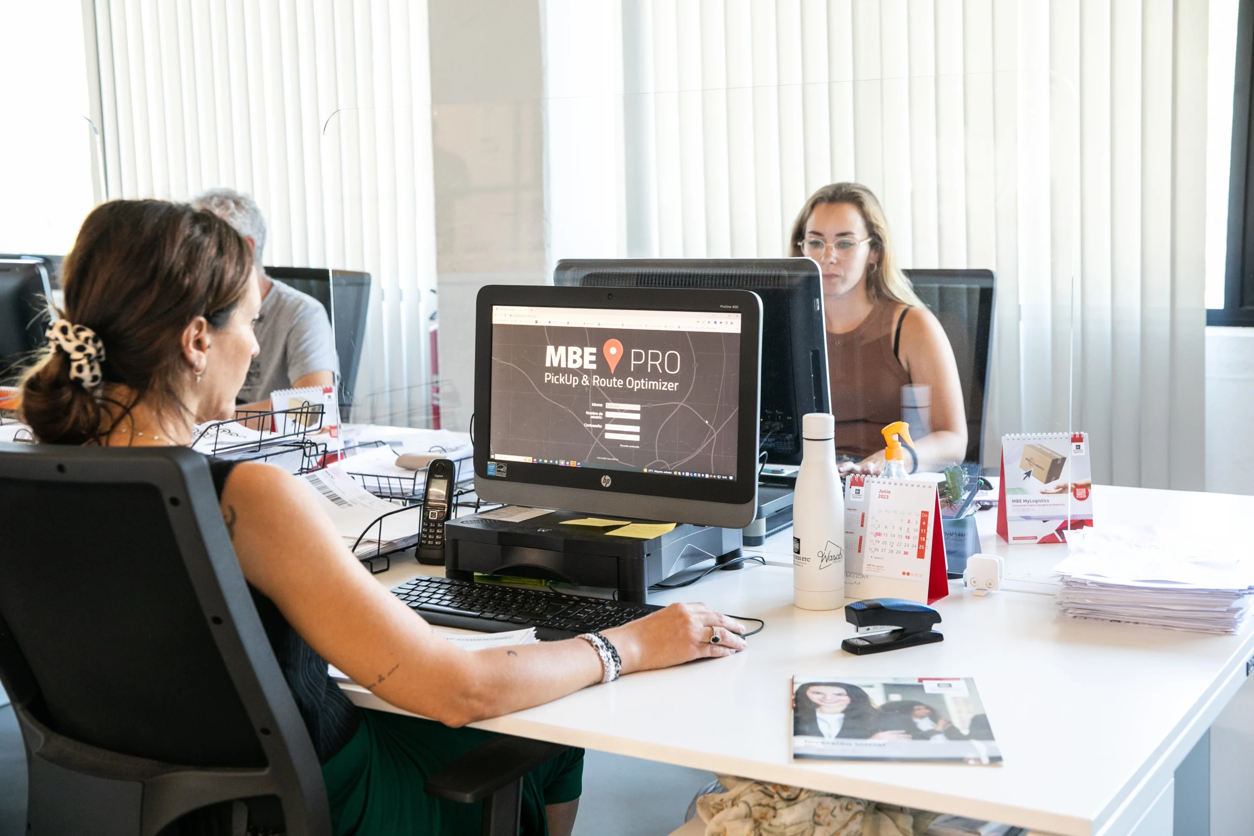 Dos personas trabajando frente a ordenadores