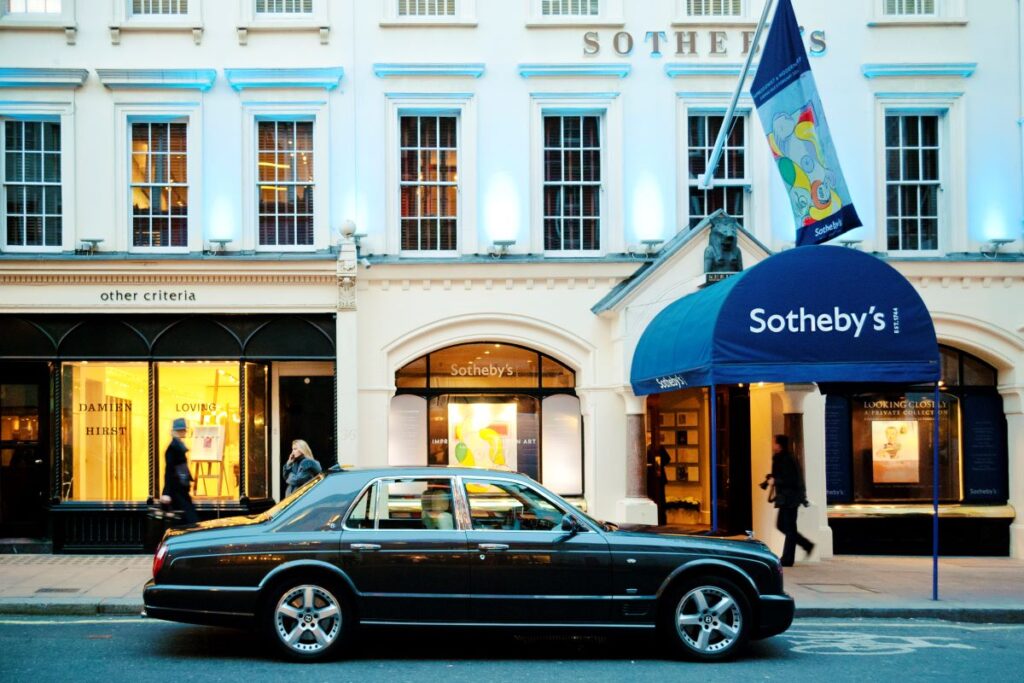 how do auction houses work