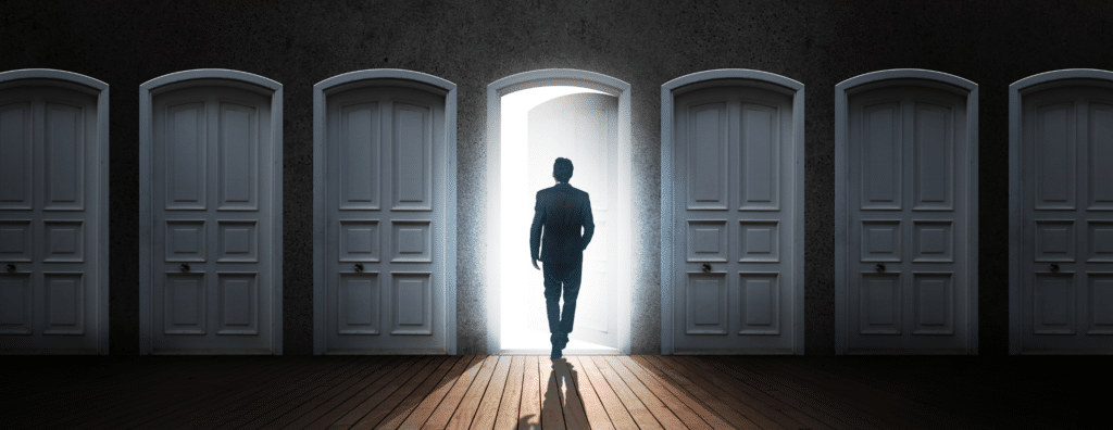 Illustration d'un homme en face de plein de portes pour montrer les différentes possibilités qui s'offrent à lui.