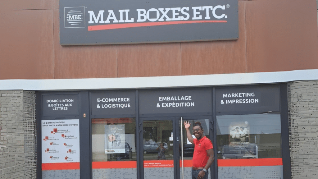 Photo de Christian TOTOUOM, franchisé Mail Boxes Etc., devant son Centre de Brumath.