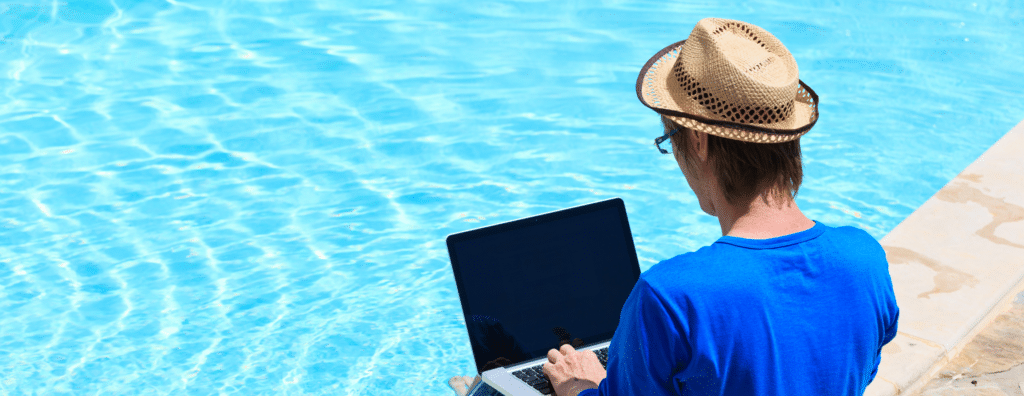 Photo d'une personne qui travaille au bord d'une piscine.