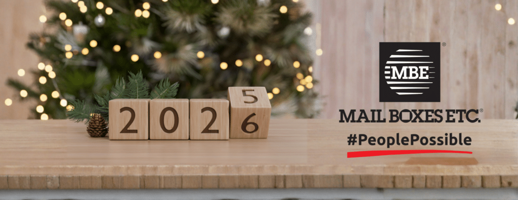 Montage photo avec un décor festif et le logo de Mail Boxes Etc. pour illustrer la nouvelle année 2026.