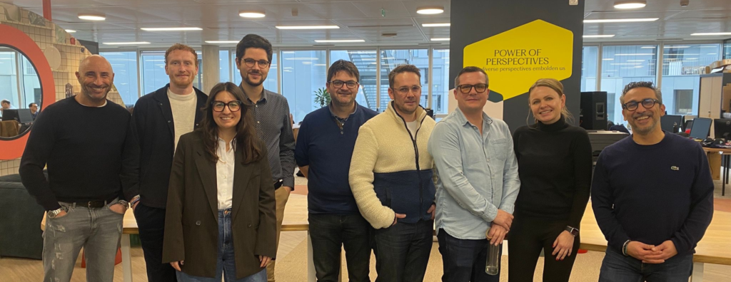 Photo de groupe avec les équipes du siège et les concessionnaires régionaux du réseau.