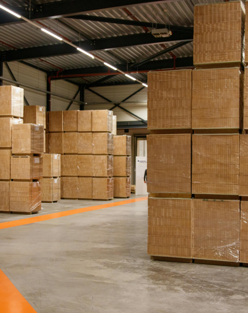 Entrepôt logistique avec des colis