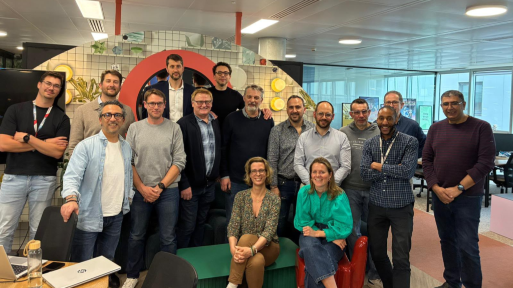 Photo de groupe des franchisés présents lors de la réunion régionale Île-de-France et Nord organisée au siège du réseau à Paris.