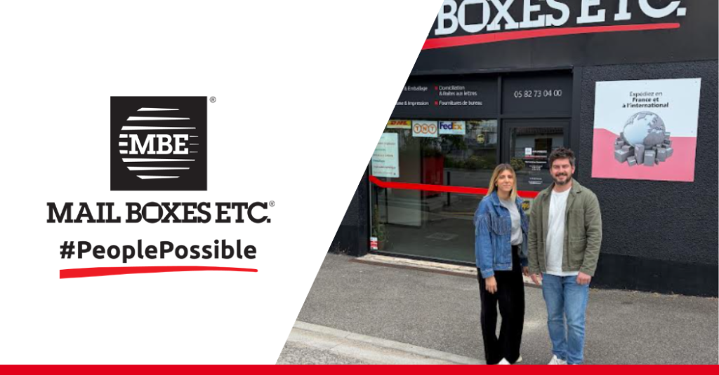 Montage avec le logo de Mail Boxes Etc. à gauche et une photo des nouveaux franchisés du Centre MBE de Montauban.