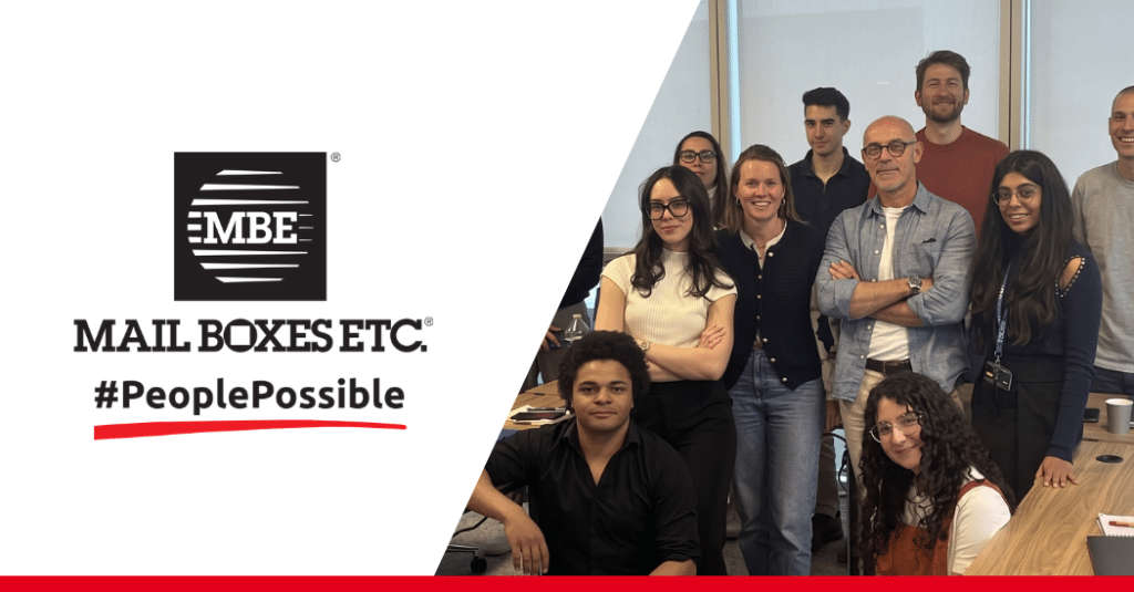 Montage avec le logo de Mail Boxes Etc. à gauche et une photo du groupe de franchisés et des équipes du franchiseur lors des roadshow eShip à Nice.