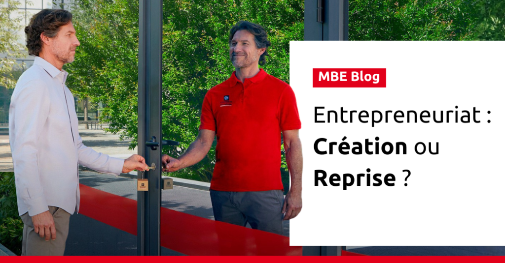 Montage avec un encart avec la mention "MBE Blog" et le titre de l'article. Il y a également une photo d'un homme qui entre entre dans un magasin. Il voit son reflet dans la porte vitrée et cela symbolise le début de son projet entrepreneurial.