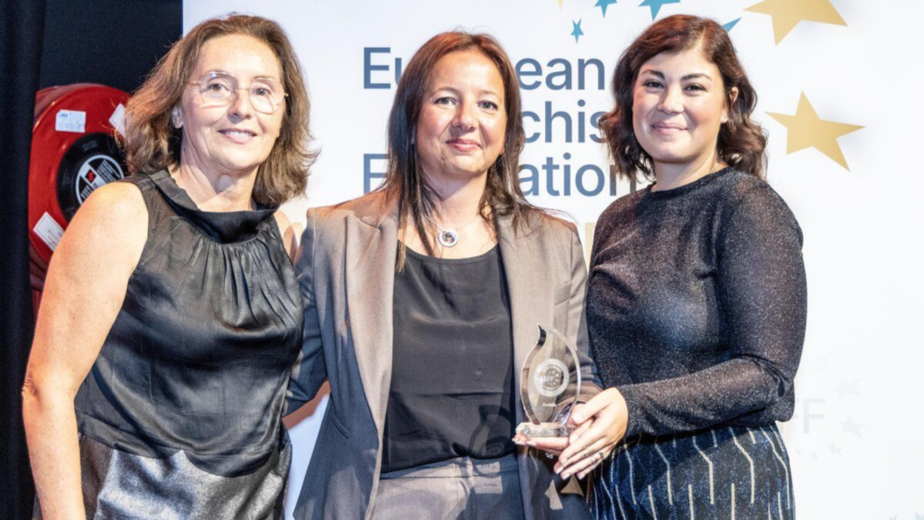 Valeria Mennella, au centre, recevant le trophée des European Franchise Awards 2026 attribué à Fortidia dans la catégorie Marque Internationnale de l'Année.