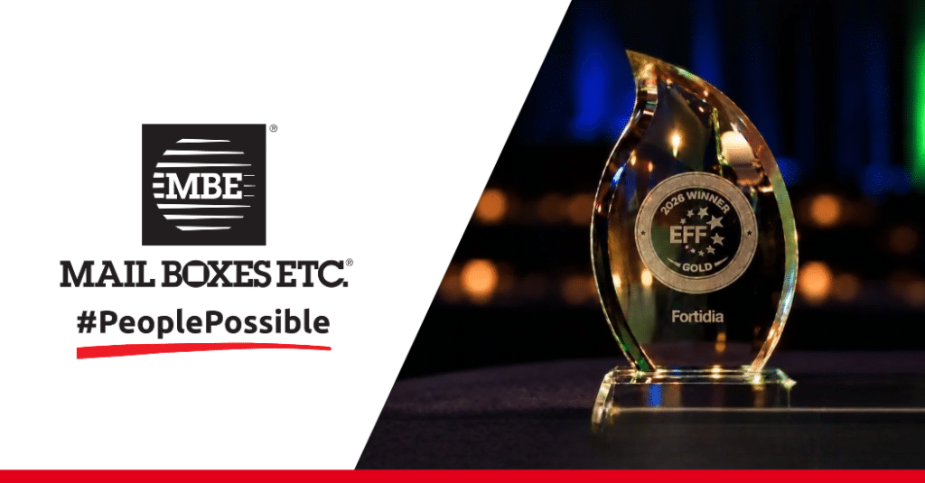 Montage avec à gauche le logo de Mail Boxes Etc. et à droite la photo du trophée des European Franchise Awards 2026 attribué à Fortidia dans la catégorie Marque Internationnale de l'Année.